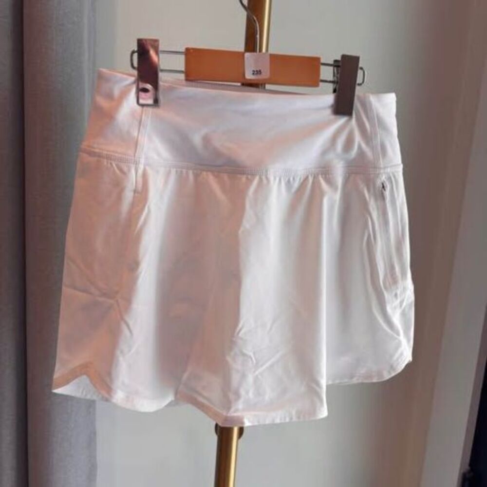 #235 OUTDOOR VOICES -XS  WHITE- 4' HUDSON SKORT- NWT